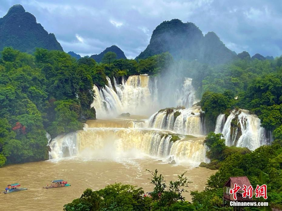 亚洲第一跨国瀑布再现“黄金瀑布”景观
